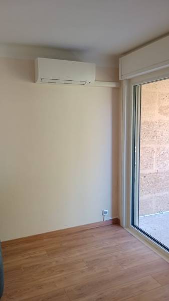Installation de deux climatiseurs muraux DAIKIN Comfora mono split performants avec accessoires à Aix-en-Provence