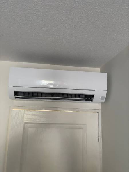 Installation climatisation bi-split Mitsubishi mural Essentiel haute performance énergétique avec unité extérieure multi-split à Aix-en-Provence