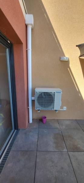 Installation de climatisation mono split mural DAIKIN Sensira 2kW avec accessoires à Le Puy-Sainte-Réparade