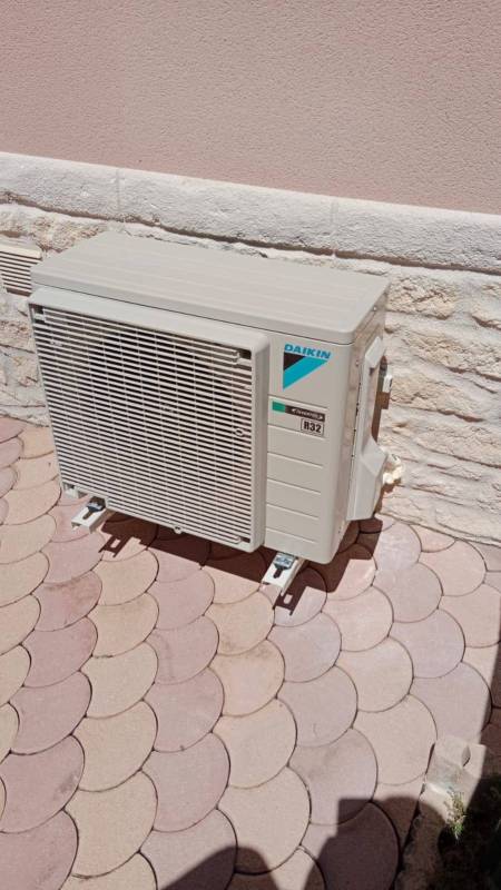 Installation climatisation mono split mural DAIKIN Sensira avec accessoires complets à Gignac-la-Nerthe par DAPCLIM